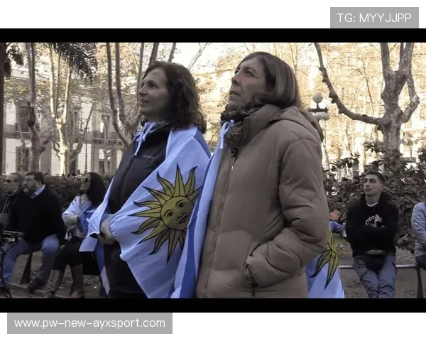 世界杯首建户外战术屏区供球迷同步观看数据